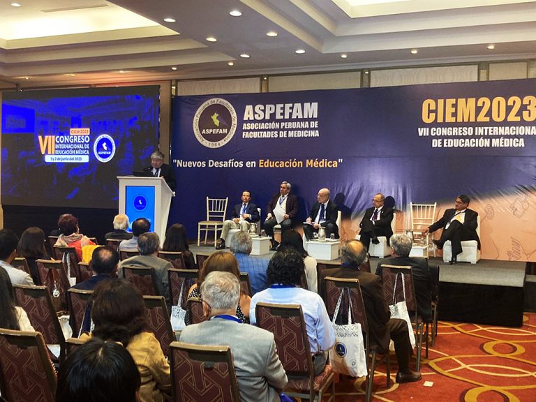 Dr. Orellana participa como expositor en mesa redonda “Desafiando el